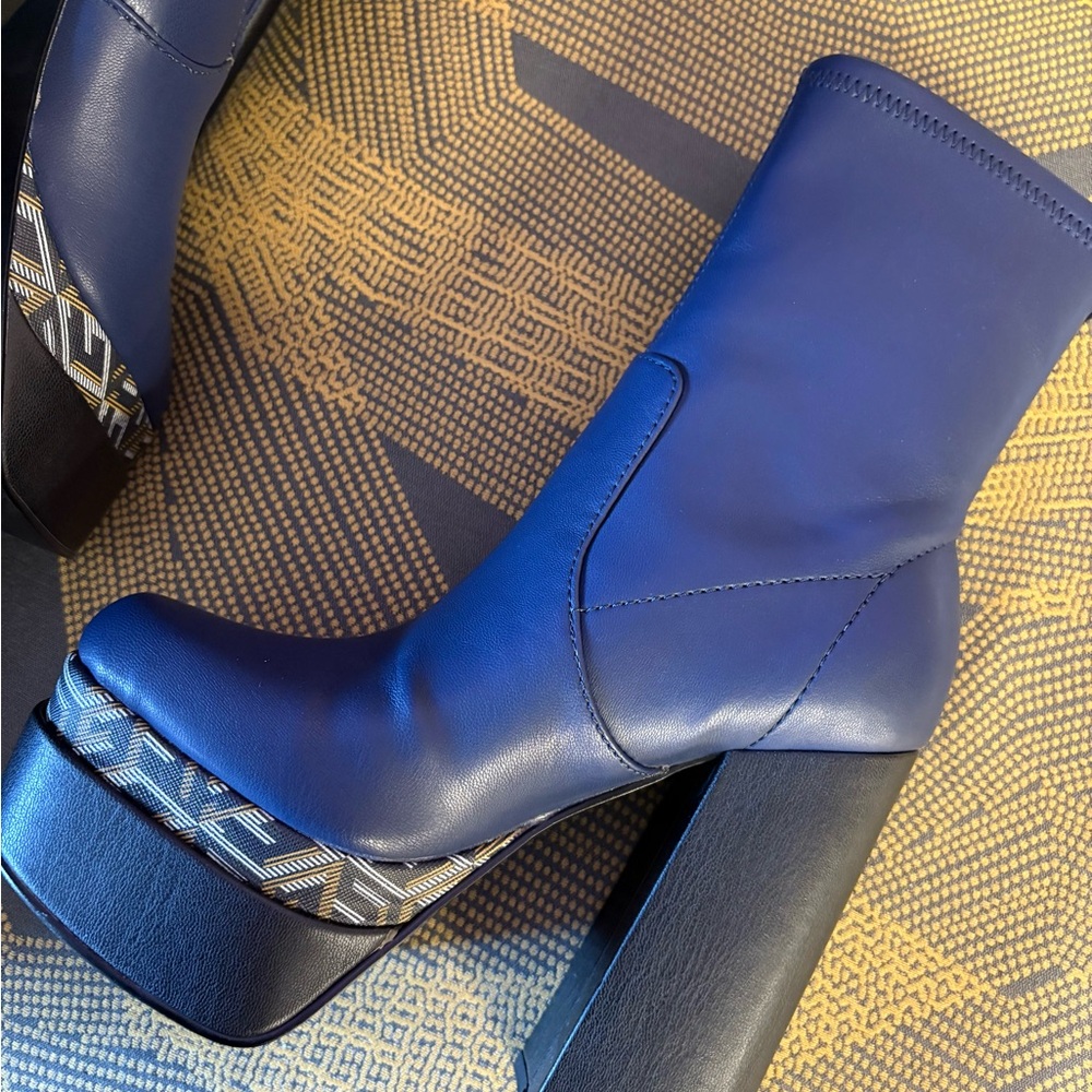 Guess Platform Boots - Picture 10 of 10